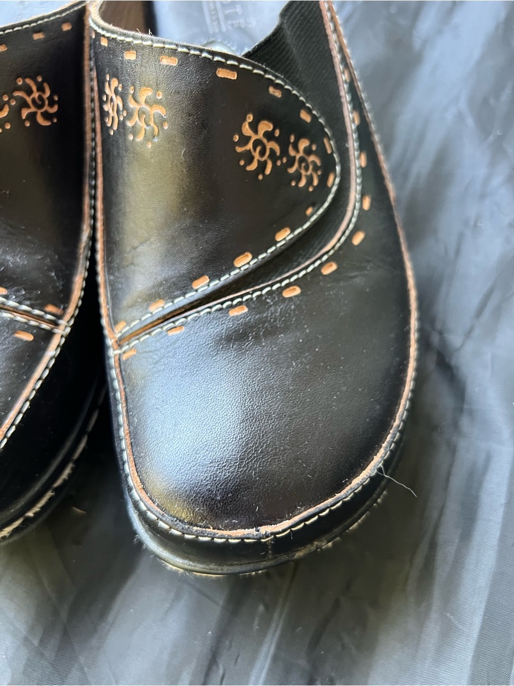 L'ATISTE Black Slip-On Loafers with Brown Stitching - Picture 10 of 12